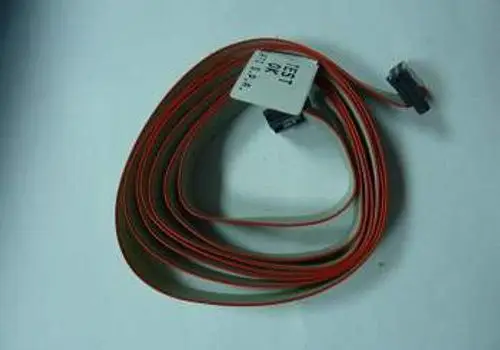 Flachkabel mit einer Anmeldung von der Marke Remeha, in rot und beige, aufgerollt und mit zwei Anschlusssteckern an einem Ende.